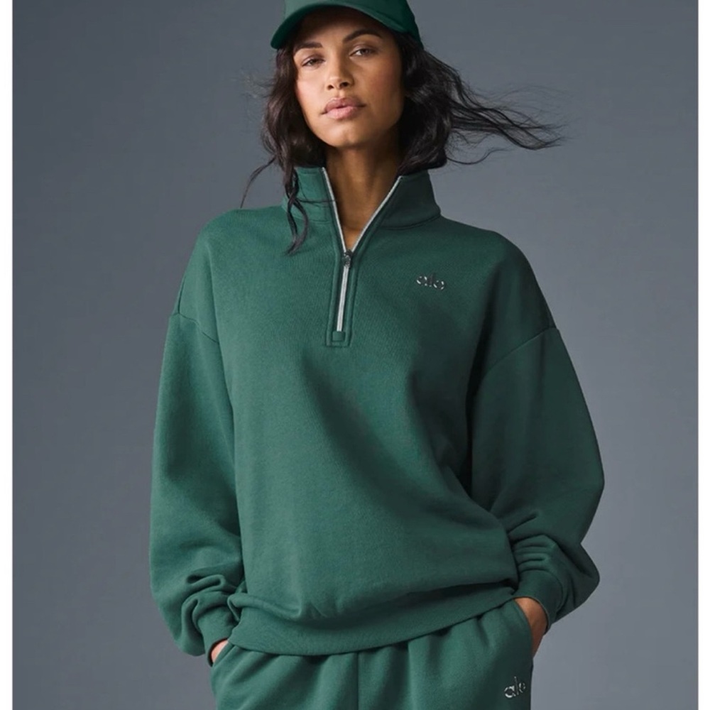 ALO Yoga Green Zip Up Sweater with Modern Design